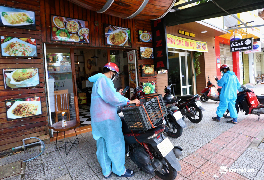Lực lượng shipper công nghệ hỗ trợ hoạt động vận chuyển các đơn hàng trong thời điểm người dân vẫn đang tiếp tục thực hiện giãn cách xã hội