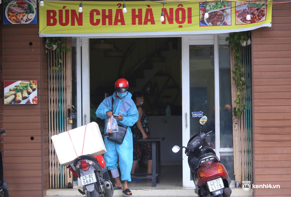 Theo các chủ quán, thời điểm này bán được hay không là... tùy shipper