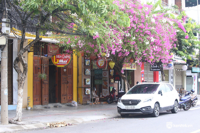 Ghi nhận tại vùng xanh như phường Phước Ninh, Hải Châu 1, An Hải Bắc..., phần lớn các quán ăn lớn bé vẫn chưa mở cửa dọn dẹp, chuẩn bị tái hoạt động