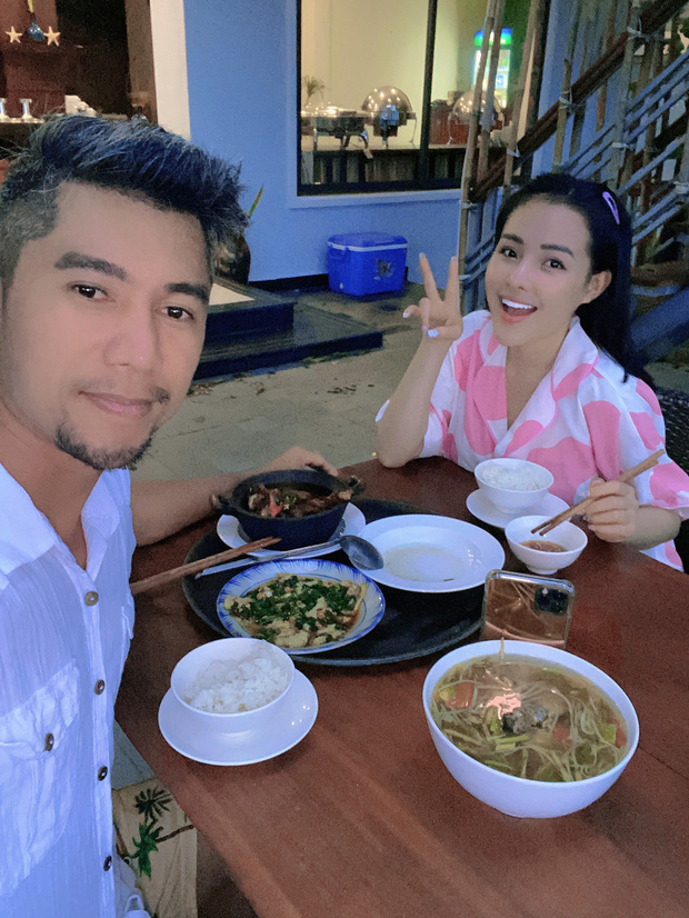 Cặp đôi cùng nhau chia sẻ kinh phí, học cách thích nghi với cuộc sống khó khăn