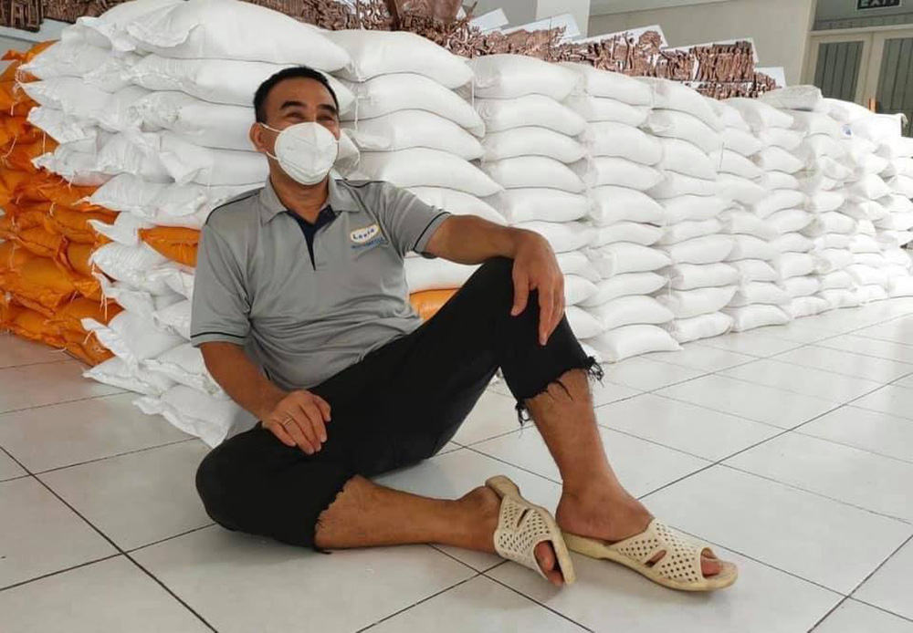 Trong hoạt động thiện nguyện hiện tại, anh sử dụng một đôi dép duy nhất.