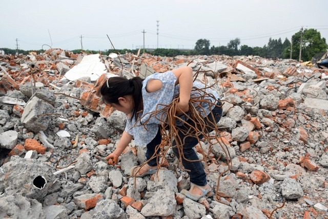 Hai người phụ nữ bán khỏa thân, quỳ trên phố xin tiền, lý do phía sau gây bất ngờ - 3