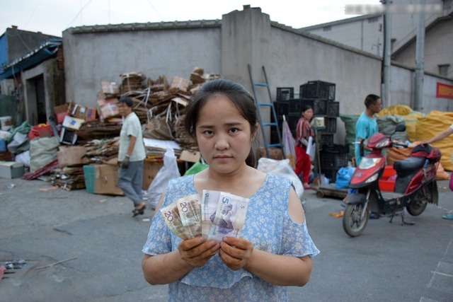 Hai người phụ nữ bán khỏa thân, quỳ trên phố xin tiền, lý do phía sau gây bất ngờ - 4