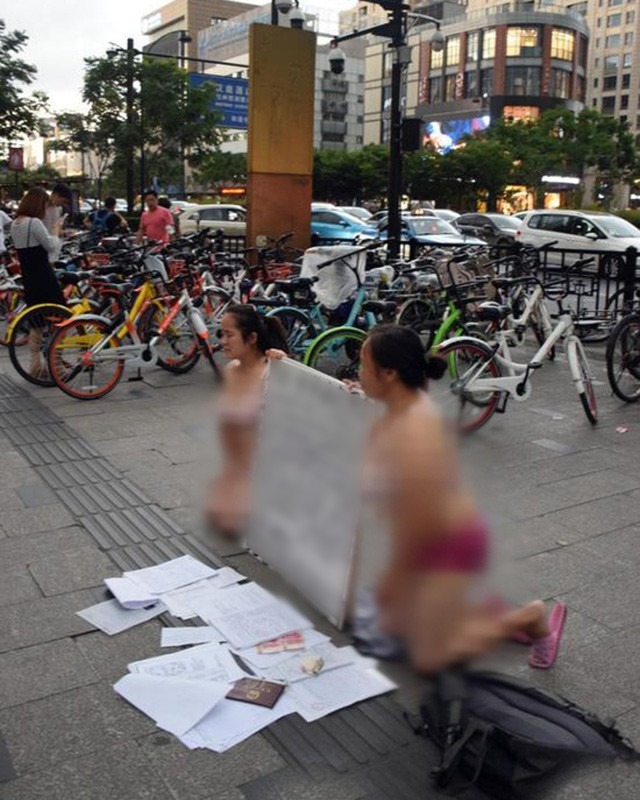 Hai người phụ nữ bán khỏa thân, quỳ trên phố xin tiền, lý do phía sau gây bất ngờ - 5