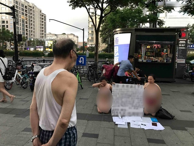 Hai người phụ nữ bán khỏa thân, quỳ trên phố xin tiền, lý do phía sau gây bất ngờ - 6