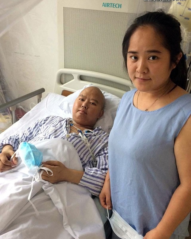 Hai người phụ nữ bán khỏa thân, quỳ trên phố xin tiền, lý do phía sau gây bất ngờ - 7