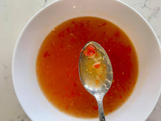 Nhìn bát nước mắm mà rớt nước mắt luôn nè... Dùng thìa vớt mới thấy tỏi và ớt, thế là hỏng rồi...