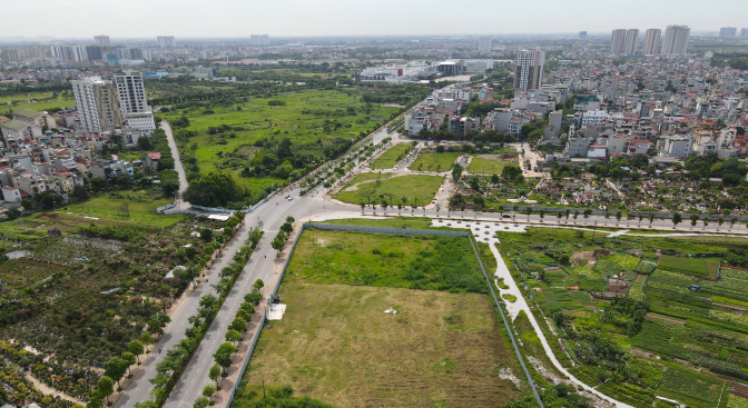 Dự án Eco Smart City Cổ Linh (Hà Nội) dù vẫn là bãi đất trống, chưa có hoạt động xây dựng nhưng đã rầm rộ thông tin quảng cáo, rao bán, nhận đặt cọc căn hộ chung cư dự án