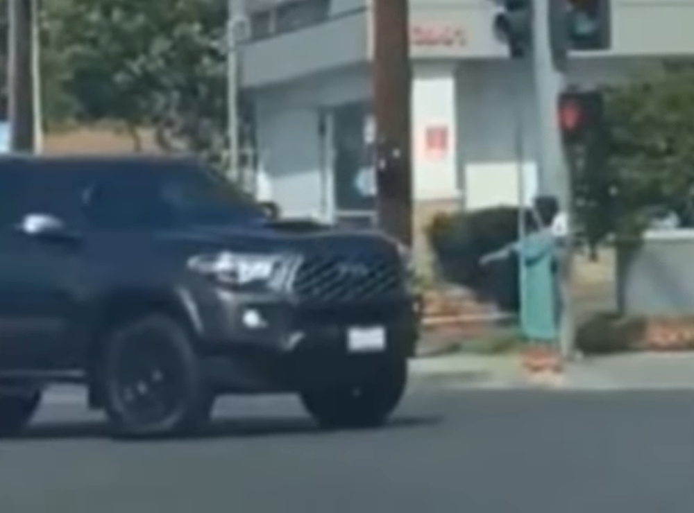 Kim Ngân lại đi lang thang ngoài đường