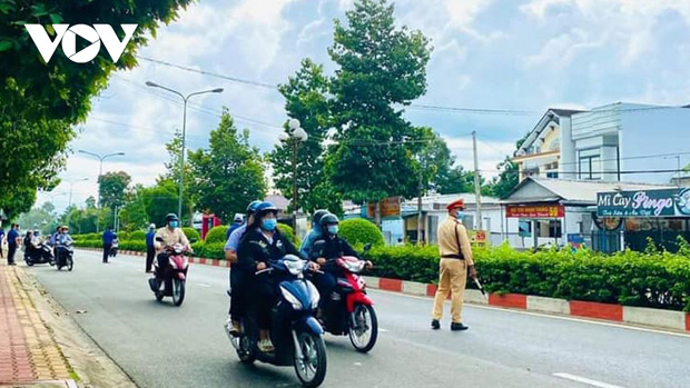 Người dân huyện Dầu Tiếng ra đường khi địa phương trở thành “vùng xanh”