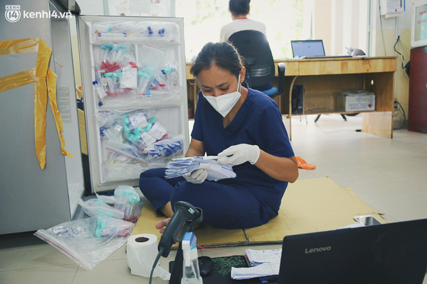 Về trạm y tế phường 12 công tác hơn 2 năm, chưa bao giờ công việc của chị Hằng lại quá tải như hiện tại