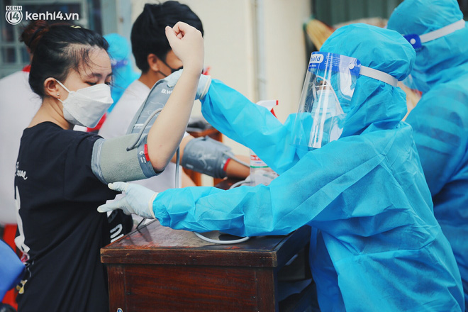 Các tình nguyện viên cũng tham gia hỗ trợ đội ngũ y bác sĩ trong việc nhập liệu, điều phối người dân