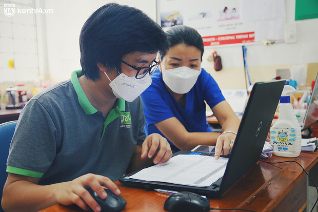 Chị Lê Anh - quản lý trạm y tế phường 12 hướng dẫn TNV nhập liệu, tra cứu thông tin các F0 tại phường