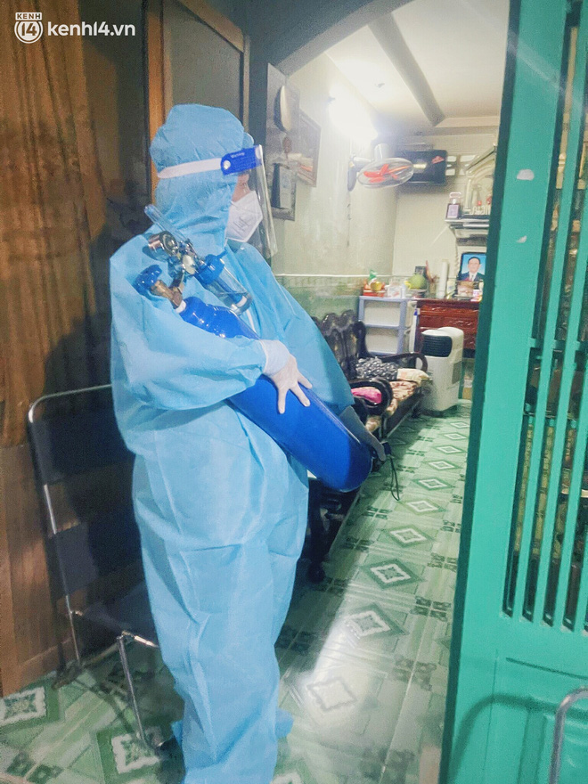 Ban ngày đến nhà dân, ban đêm lại ôm bình oxy đi cấp cứu..., nhiều lúc chị Hằng tưởng mình là 