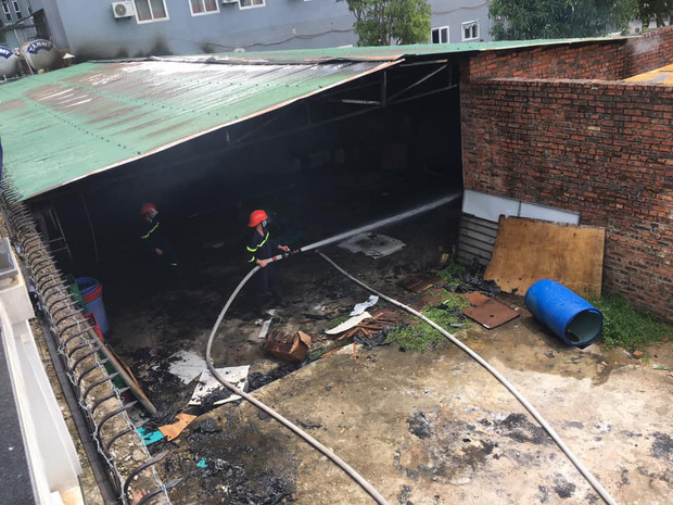 Khoảng 30 phút sau, đám cháy mới được khống chế