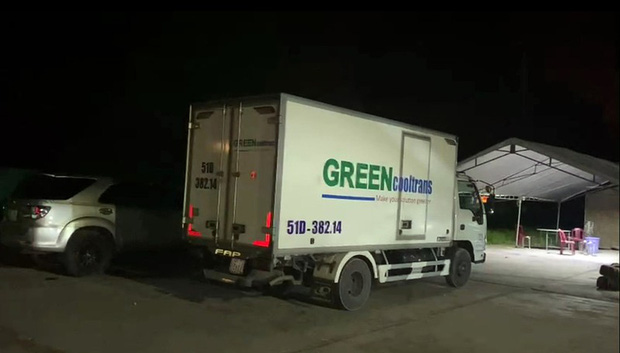 Chiếc xe chở 15 người trong thùng đông lạnh.