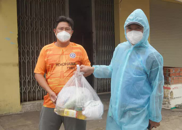 Người lao động gặp khó khăn ở quận Bình Tân nhận quà hỗ trợ từ Trung tâm An sinh TP HCM; Ảnh: Nguyễn Phan