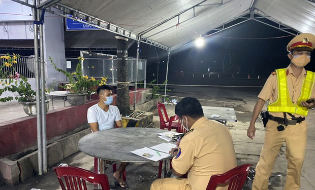 Tài xế xe đông lạnh làm việc với CSGT.