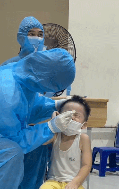 Định ngăn không cho nhân viên y tế làm việc, vậy nhưng, bé trai đã ngừng lại, cố gắng chịu đựng nỗi đau để nhân viên y tế có thể dễ dàng hoàn thành công việc test Covid của mình
