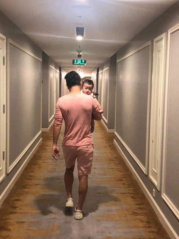 Con gái chung của cặp đôi không được cận kề bố trong thời gian dài khiến Huỳnh Tiên vô cùng tủi thân. Hiện tại, nhóc tỳ của cặp đôi đang sống cùng mẹ ở Mỹ