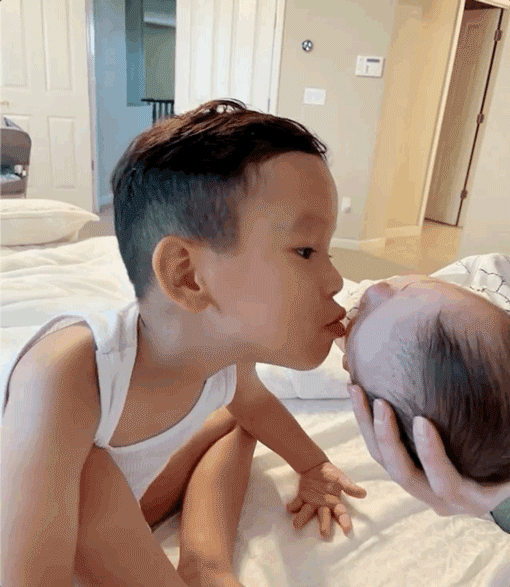 oảnh khắc lộ mặt hiếm hoi của bé trai thứ 2, Maximus mới gần 3 tuổi đã ra dáng anh cả