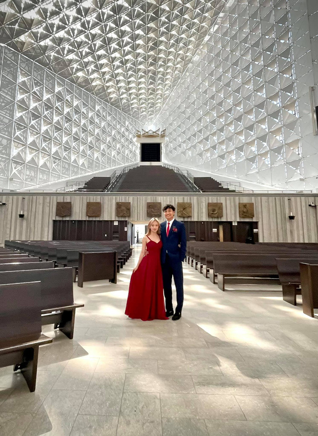 Trước đó, Xuân Nghi khiến dân tình rần rần khi đăng ảnh ở lễ đường. Tuy nhiên, nữ ca sĩ cho biết đây chỉ là khoảnh khắc cùng bạn trai làm dâu phụ rể phụ cho đám cưới người quen