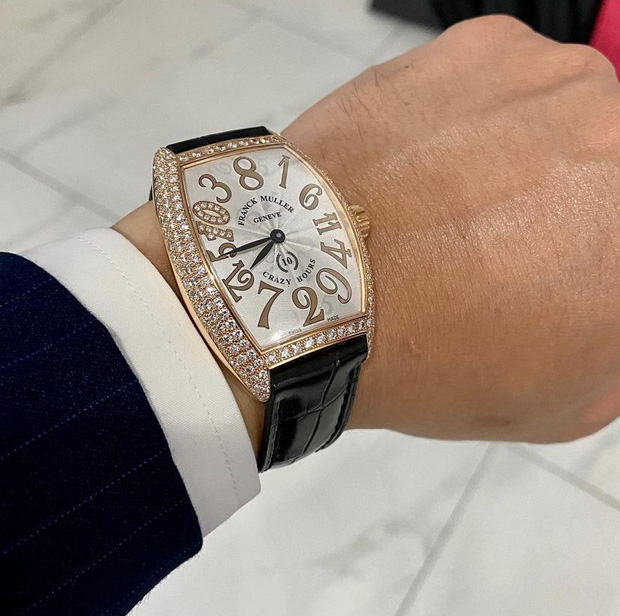 Cũng không thể bỏ qua chiếc đồng hồ Franck Muller Crazy Hours của Trấn Thành với mức giá khoảng 500 triệu đồng được nam MC rất yêu thích