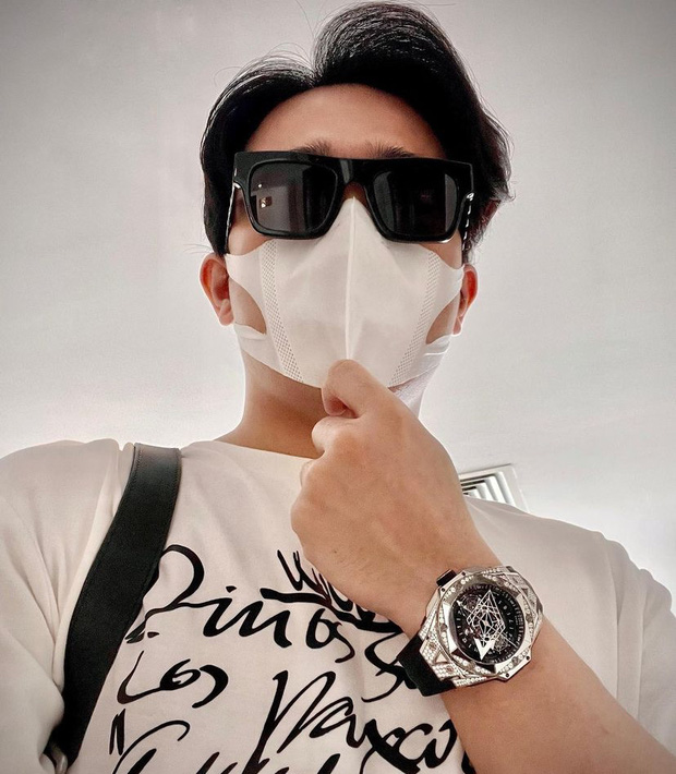 Trấn Thành cũng từng khoe món quà vợ tặng nhân dịp kỷ niệm ngày cưới, là chiếc đồng hồ Hublot Big Bang Sang Bleu Titanium, có giá khoảng 700 triệu đồng