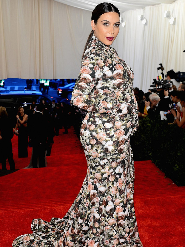 Trang phục của Natalia gợi nhớ tới mẫu đầm bầu từng bị coi là thảm hoạ của Kim Kardashian ở Met Gala 2013. Thật là nhiều điểm chung giữa 2 màn lên đồ cách nhau gần chục năm: cùng là đầm bầu, cùng có nhiều hoạ tiết gây hoa mắt và cùng... xấu