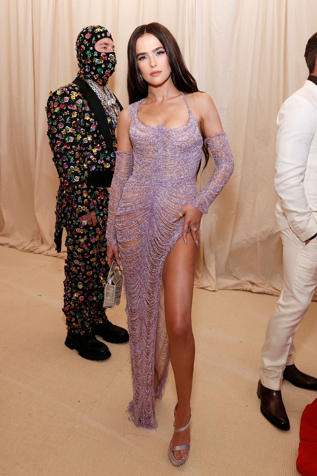 Xin lỗi quý cô Zoey Deutsch trong chiếc đầm tím nhưng anh gì đằng sau ơi! Anh là ai mà như thích khách ngã vào dây chuyền sản xuất kẹo dẻo vậy?