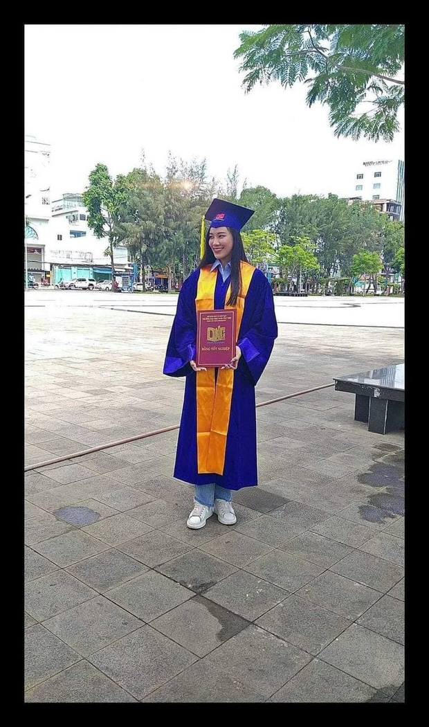 Hình ảnh mặc đồng phục tốt nghiệp của Kim Duyên
