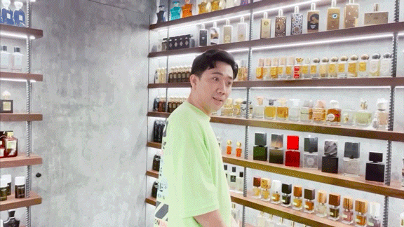 Tuy nhiên trong một clip vào tháng 3/2021, Hari Won cho biết nam MC có đến hơn 600 lọ nước hoa (Ảnh: Cắt từ clip)