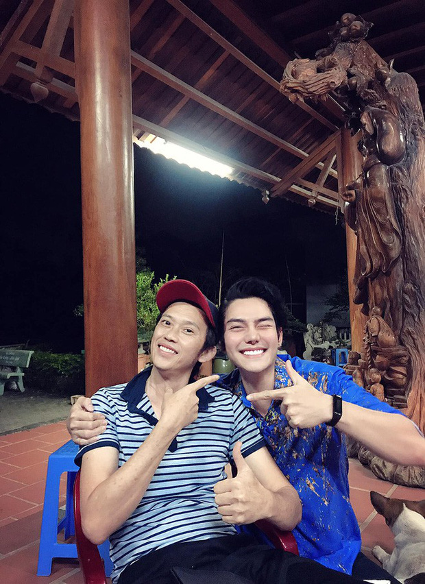 Cao Hữu Thiên đăng ảnh chụp cùng bố nuôi tại nhà thờ Tổ
