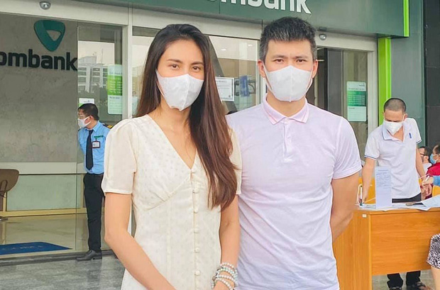 Mới đây nhất, vào chiều 17/9, Công Vinh và Thuỷ Tiên đã có mặt tại ngân hàng để sao kê minh bạch số tiền từ thiện