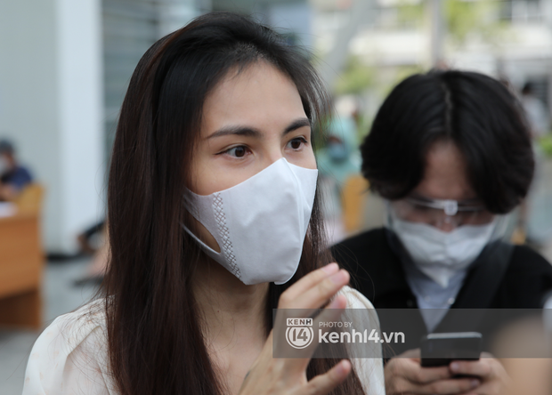 Tại ngân hàng, Thủy Tiên và Công Vinh đã hé lộ về chuyến thiện nguyện tiếp theo