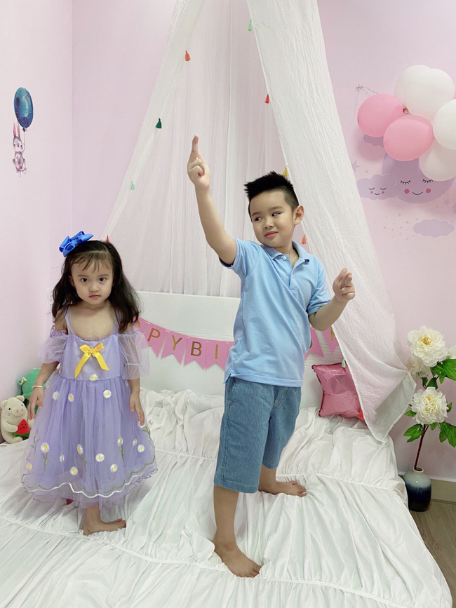 Bé đầu nhà Vy Oanh là bé Voi đã được 6 tuổi và bắt đầu vào lớp 1, đây cũng là giai đoạn đặc biệt khi con trai phải học online nên ông xã Vy Oanh sẽ kèm con học trong thời gian giãn cách. Bé thứ hai tên Xu 4 tuổi cũng sở hữu gương mặt thanh mảnh và xinh đẹp. “Trước khi đón thêm thành viên, cả nhà đã chuẩn bị tư tưởng cho hai bé phải thương yêu em và phụ mẹ chăm sóc nên Vy Oanh không quá vất vả trong việc dành thêm thời gian cho bé út”, Vy Oanh cho biết.