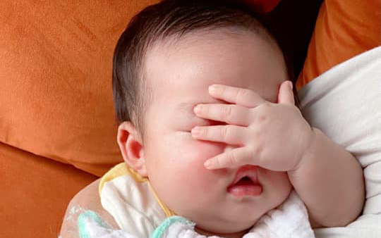 Vy Oanh lần đầu khoe ảnh cận mặt con út sau lời hứa “không dùng điện thoại ít nhất một tháng”