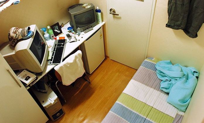 Giá nhà đắt đỏ, nhiều người chấp nhận thuê phòng chật chội (Ảnh: KoreaTimes)