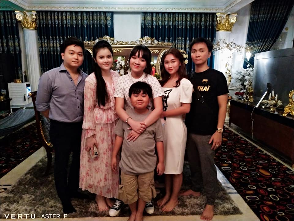Hình ảnh hiếm hoi cả gia đình được bà chủ Đại Nam công bố trên trang cá nhân. Ảnh: FBNV.