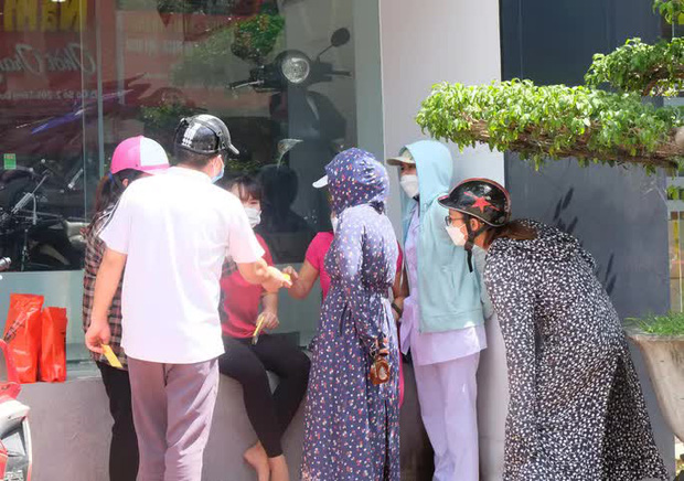 Người dân túm tụm đăng ký mua bánh Trung thu sáng ngày 19/9 trên đường Tống Duy Tân