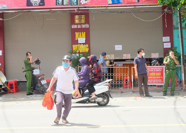 Sau đó nhân viên sẽ chuyển đơn vào trong tiệm và có người lấy bánh mang sang cho khách