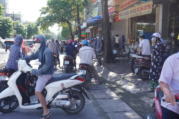 Đường Tống Duy Tân có vỉa hè rất hẹp nên người dân tập trung đông đã tràn xuống cả lòng đường, gây tắc nghẽn giao thông