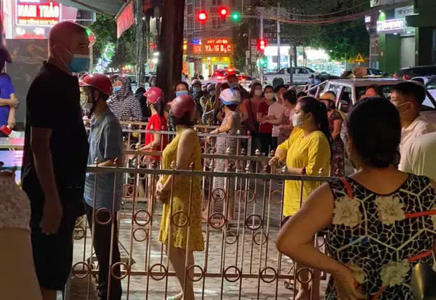 Cảnh người dân rồng rắn chờ mua bánh Trung thu tối ngày 18/9