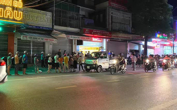 Lúc này lực lượng Công an phường Lam Sơn cũng đã có mặt tại các tiệm bánh để yêu cầu thực hiện nghiêm khoảng cách phòng chống dịch