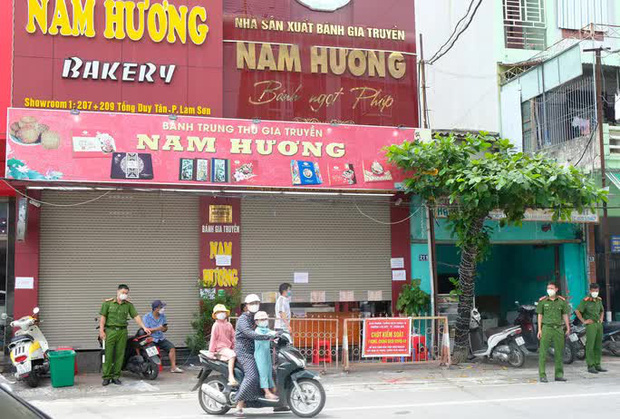 Tiệm bánh Nam Hương cũng đã bị phong tỏa, không cho người dân tới mua bánh
