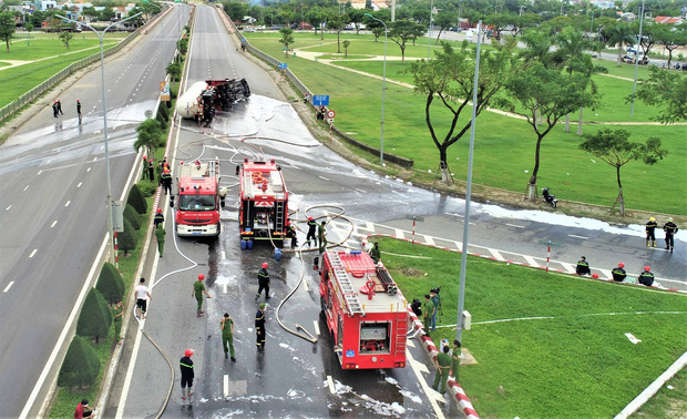 Vụ tai nạn xảy ra tại khúc cua lên cầu vượt Hoà Cầm