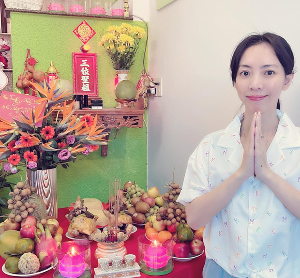 Tuy nhiên, như bao nghệ sĩ khác thì năm nay cả hai chỉ tổ chức dâng lễ vật tại nhà