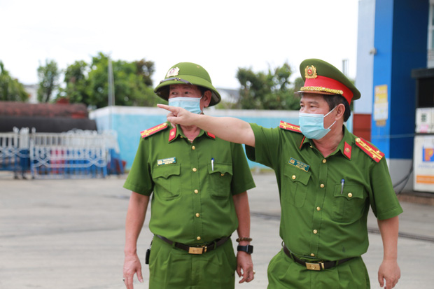 Đại tá Phan Văn Dũng - Phó Giám đốc Công an TP. Đà Nẵng trực tiếp có mặt tại hiện trường chỉ đạo cứu nạn