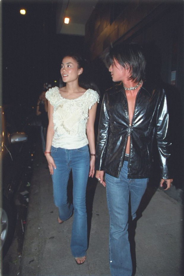 Trong khi đó, dù bị paparazzi bắt gặp đi chung với Vương Phi, Tạ Đình Phong không bao giờ tỏ ra ngại ngùng, ánh mắt của anh luôn hướng về người tình xinh đẹp