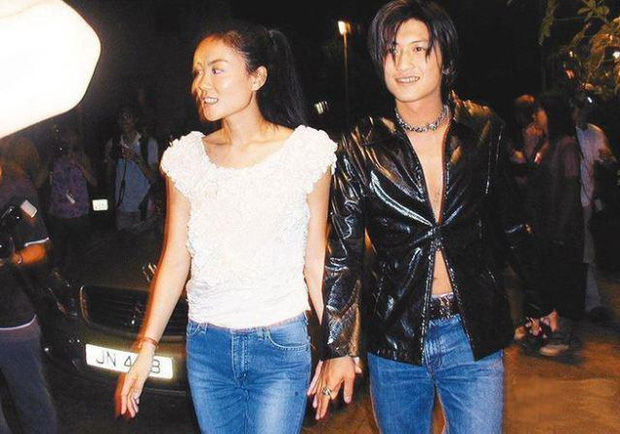 Trong khi đó, lúc ở bên Vương Phi, cả 2 tay nắm tay không rời, tài tử họ Tạ không giấu nổi niềm vui và hạnh phúc